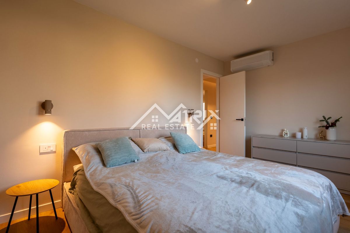 Poreč okolica, hiša s prenovljenim pritličjem in veliko parcelo