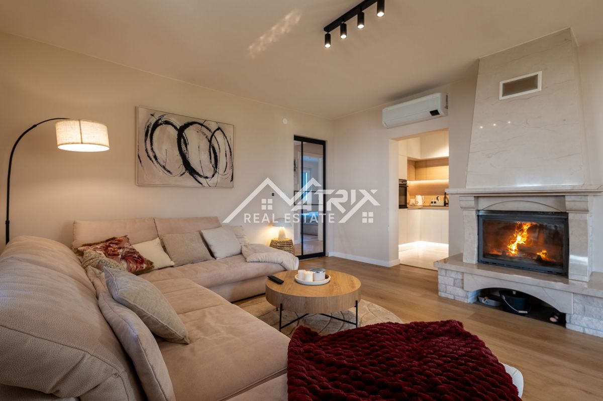 Poreč okolica, hiša s prenovljenim pritličjem in veliko parcelo