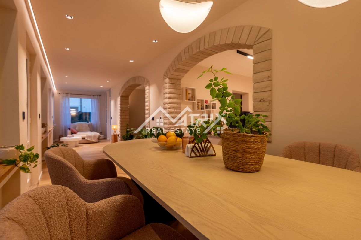 Poreč okolica, hiša s prenovljenim pritličjem in veliko parcelo