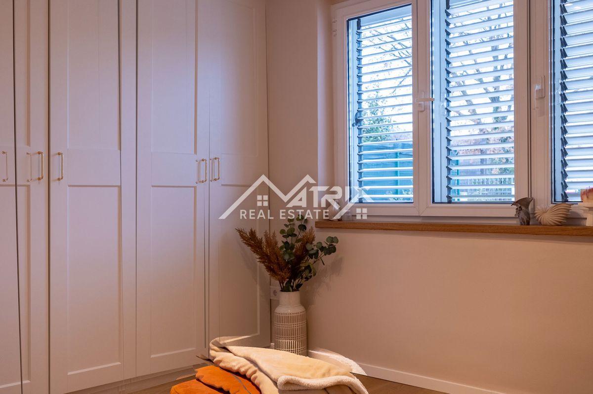 Poreč okolica, hiša s prenovljenim pritličjem in veliko parcelo