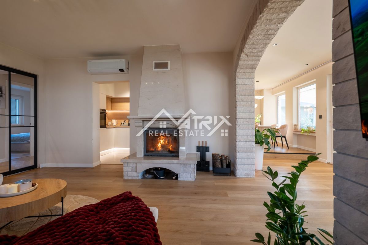 Poreč okolica, hiša s prenovljenim pritličjem in veliko parcelo