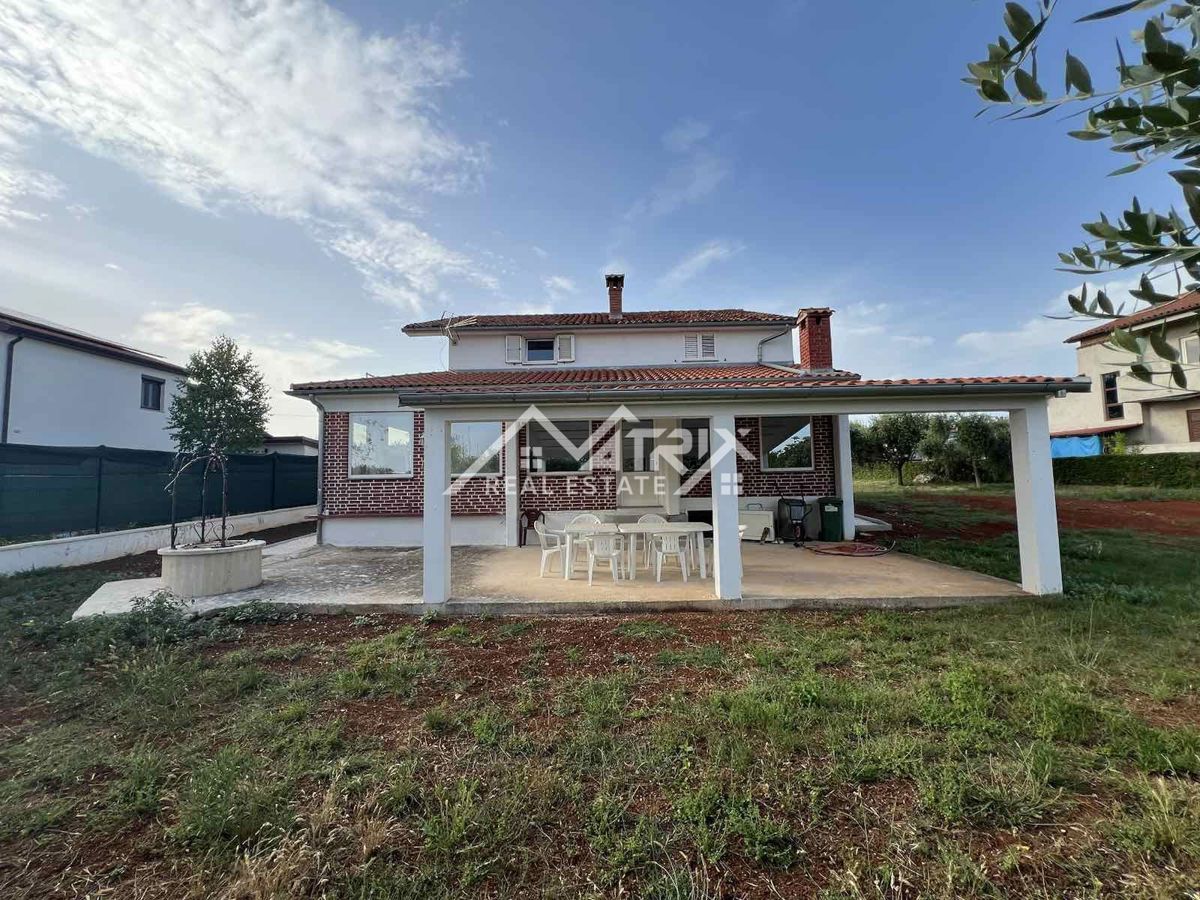 Poreč okolica, hiša s prenovljenim pritličjem in veliko parcelo