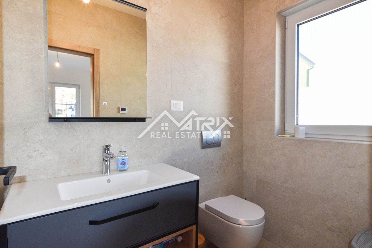 Poreč, hiša z bazenom le 4 km od morja, novogradnja