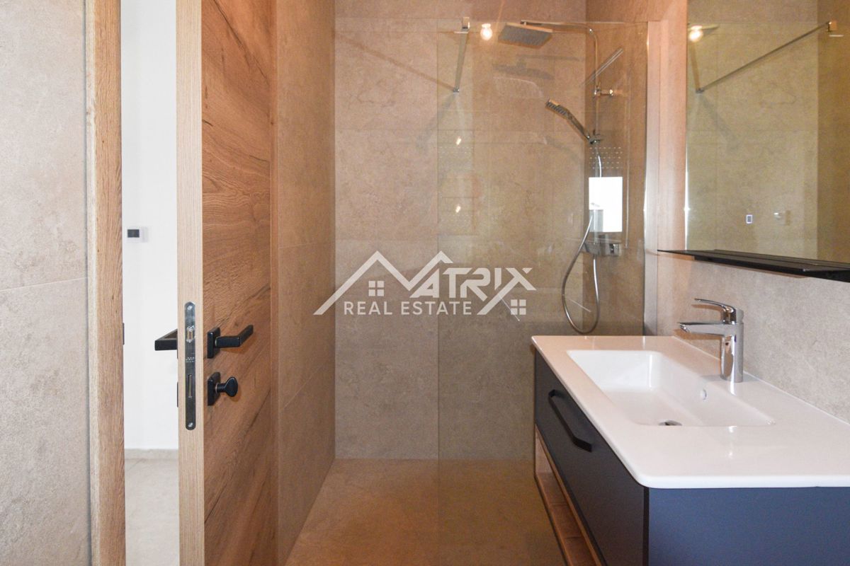 Poreč, hiša z bazenom le 4 km od morja, novogradnja