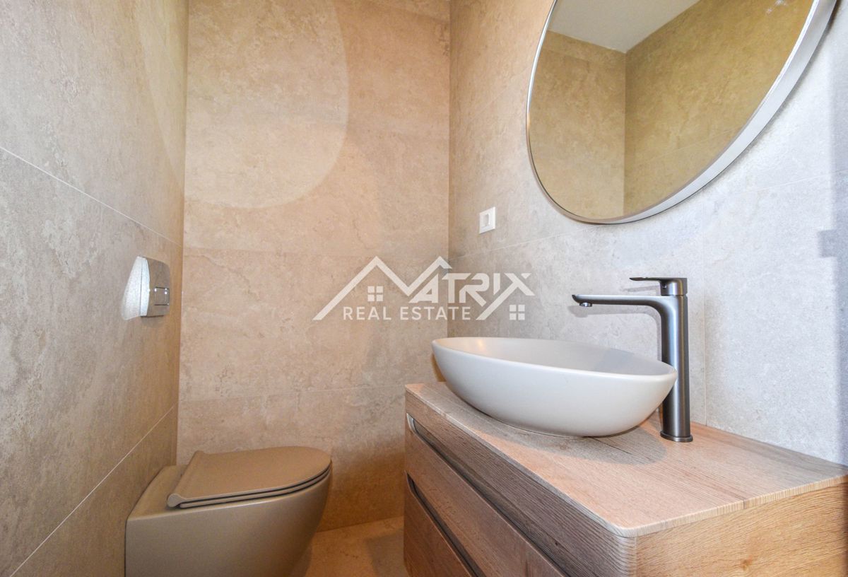 Poreč, hiša z bazenom le 4 km od morja, novogradnja