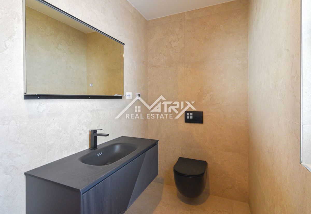 Poreč, hiša z bazenom le 4 km od morja, novogradnja