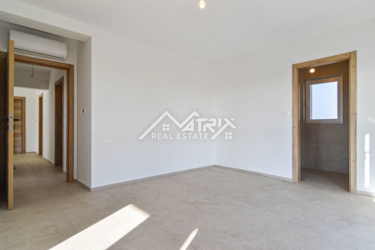 Poreč, hiša z bazenom le 4 km od morja, novogradnja