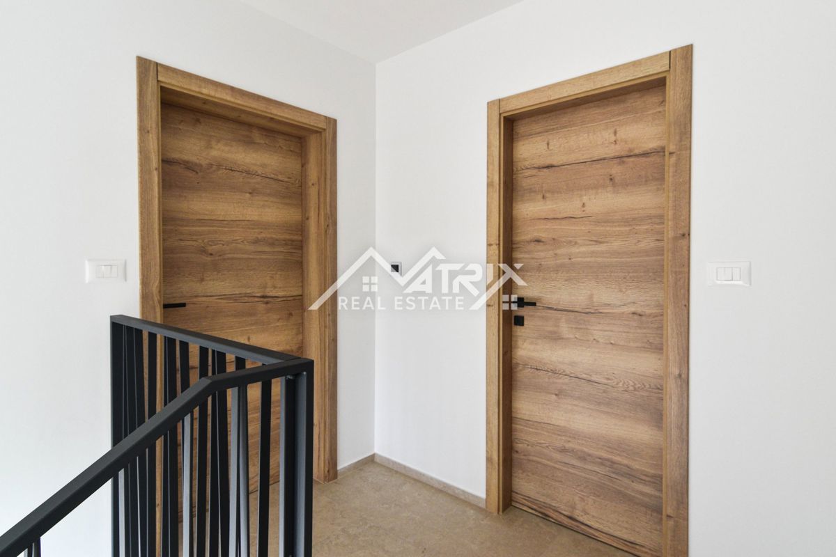 Poreč, hiša z bazenom le 4 km od morja, novogradnja