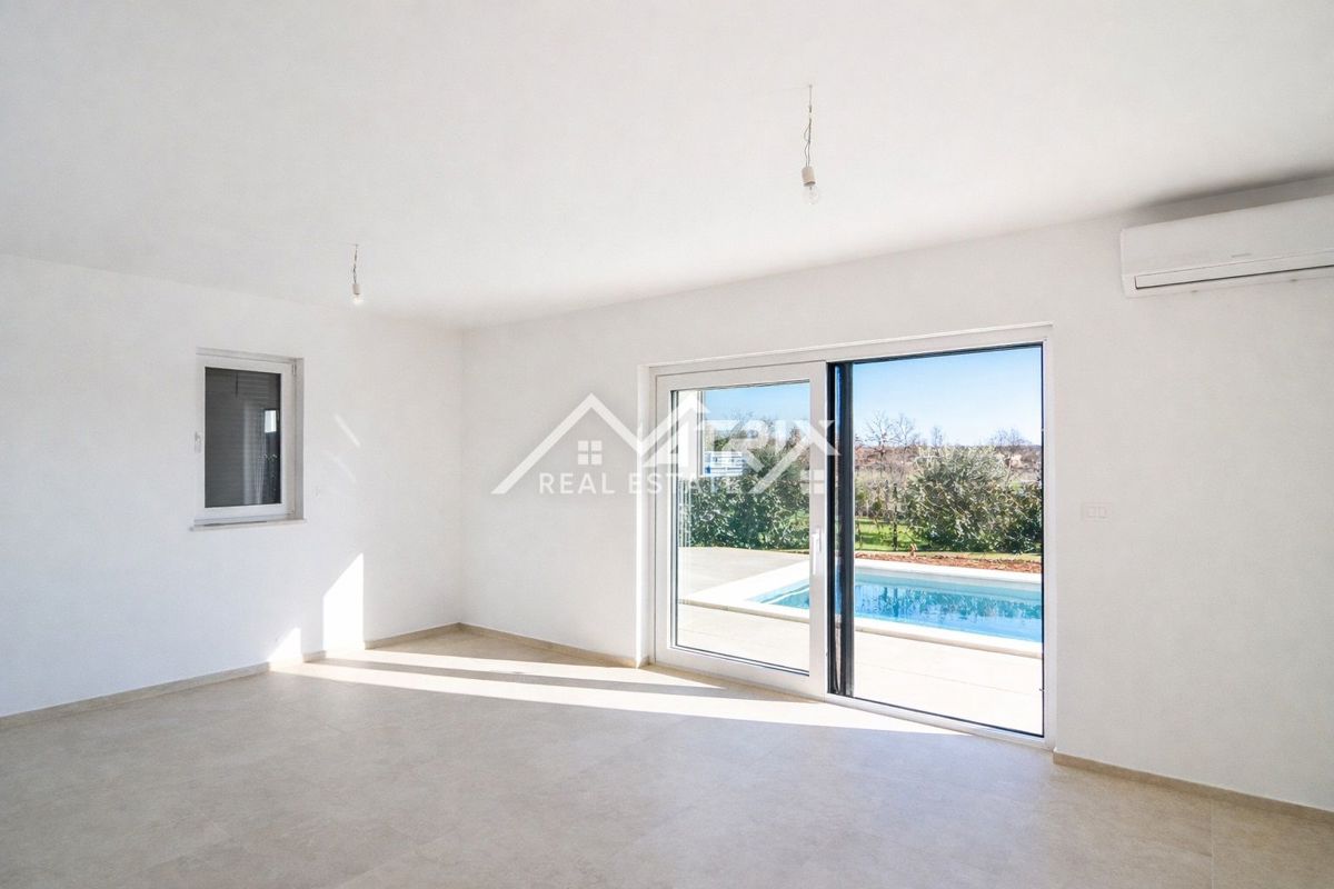 Poreč, hiša z bazenom le 4 km od morja, novogradnja