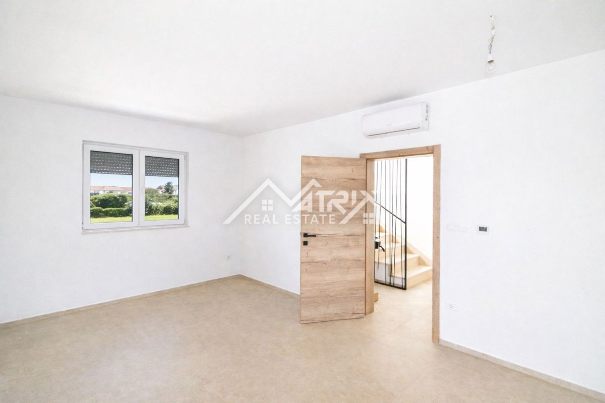 Poreč, hiša z bazenom le 4 km od morja, novogradnja