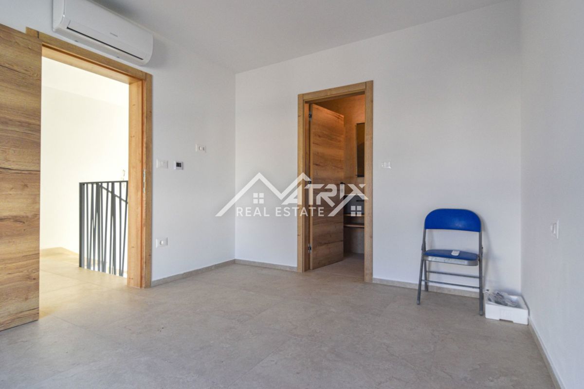 Poreč, hiša z bazenom le 4 km od morja, novogradnja