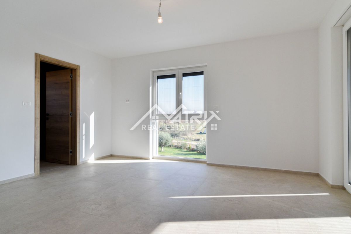 Poreč, hiša z bazenom le 4 km od morja, novogradnja