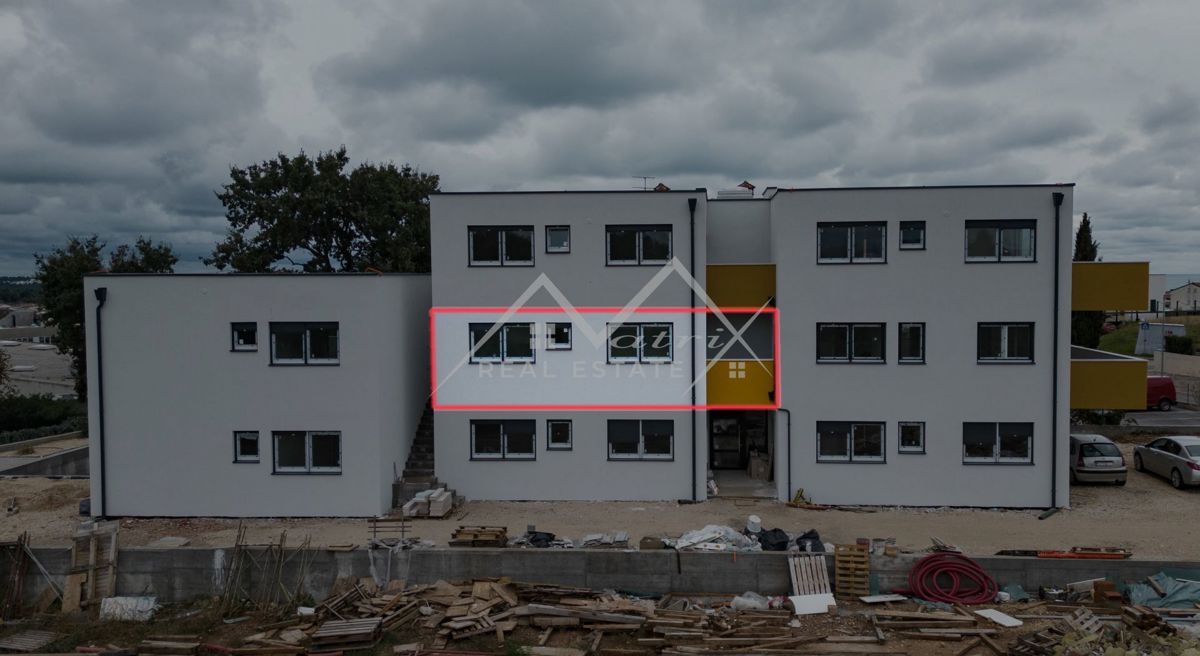 Novigrad, v prvem nadstropju blizu mesta