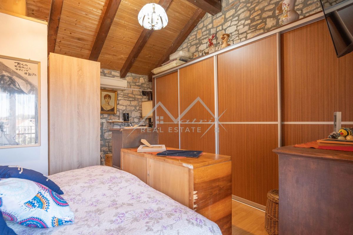 Poreč okolica, kamnita hiša s prostornim dvoriščem in vrtom