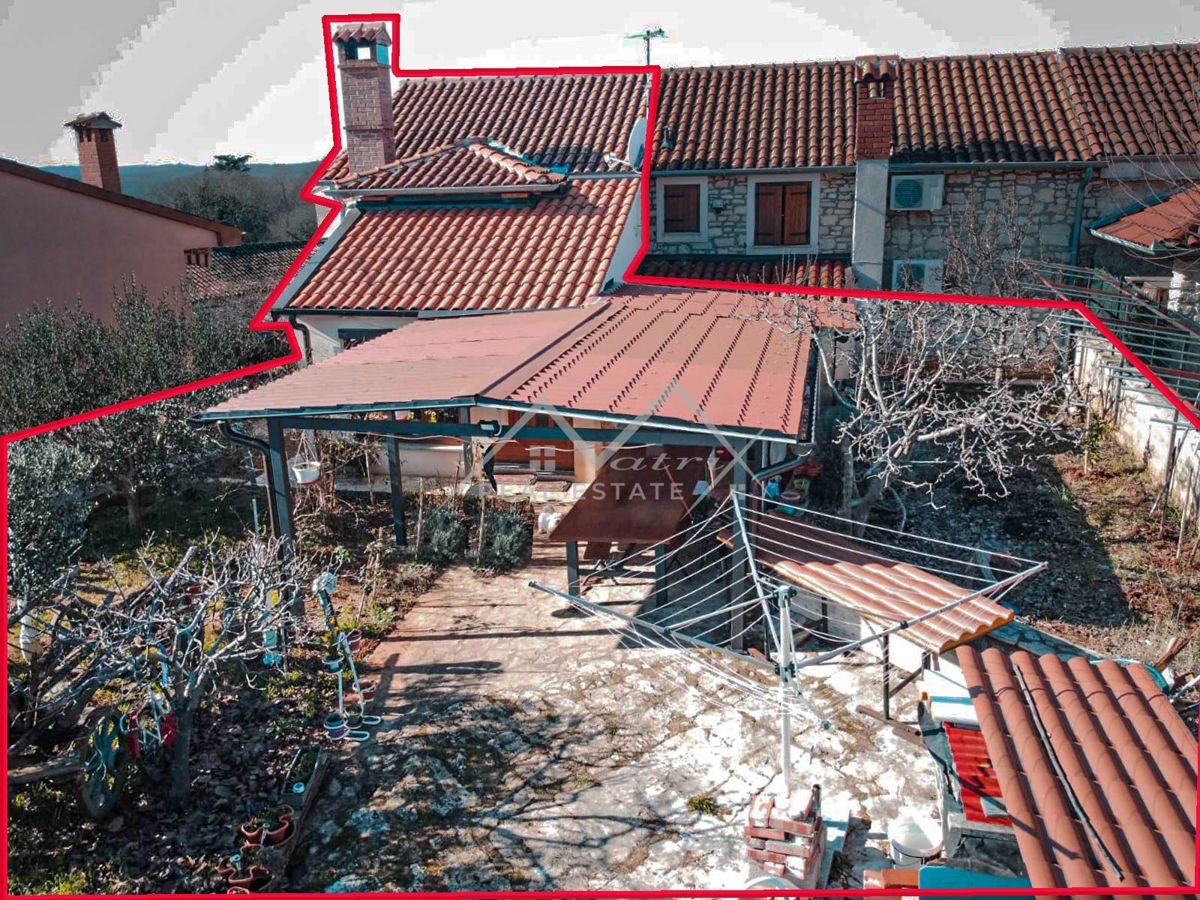 Poreč okolica, kamnita hiša s prostornim dvoriščem in vrtom