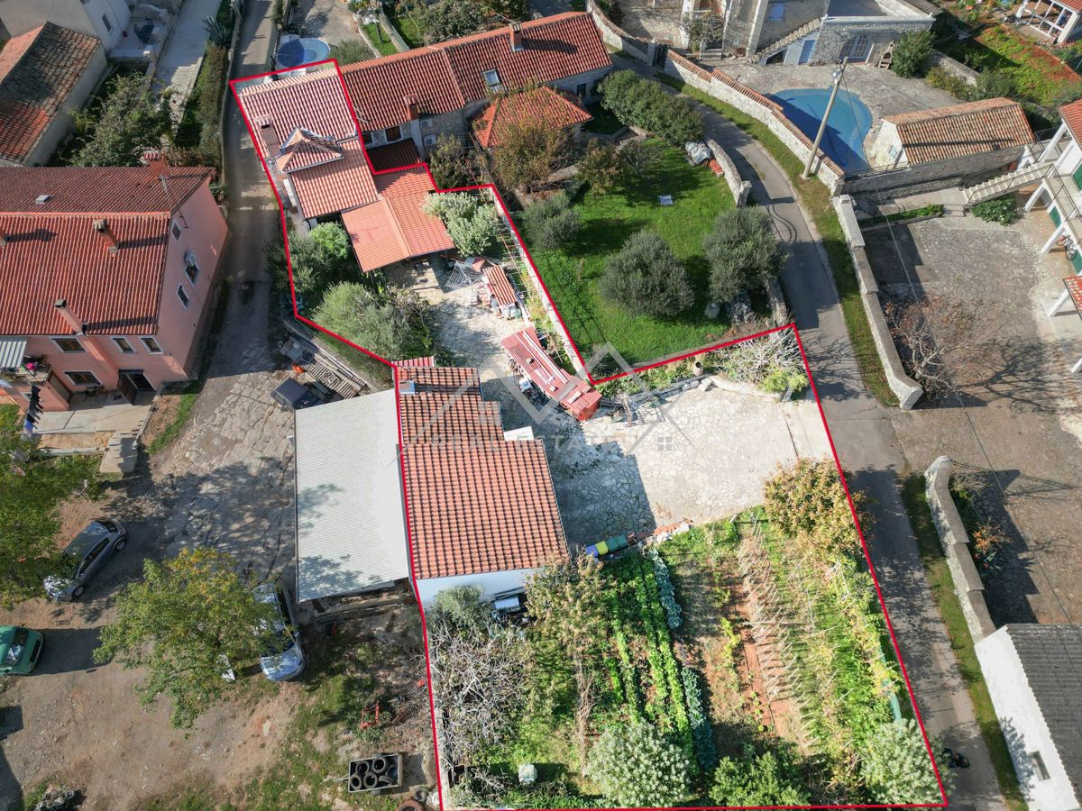 Poreč okolica, kamnita hiša s prostornim dvoriščem in vrtom