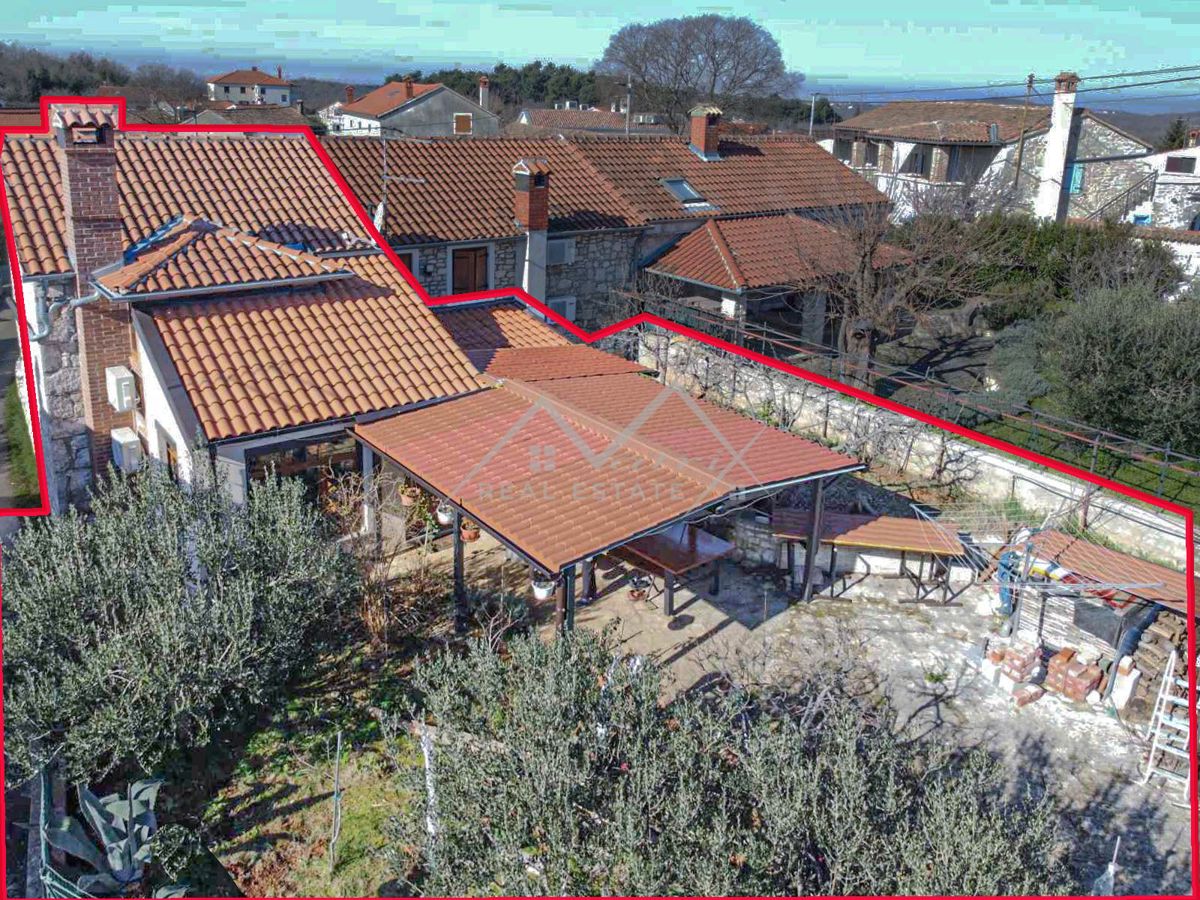 Poreč okolica, kamnita hiša s prostornim dvoriščem in vrtom