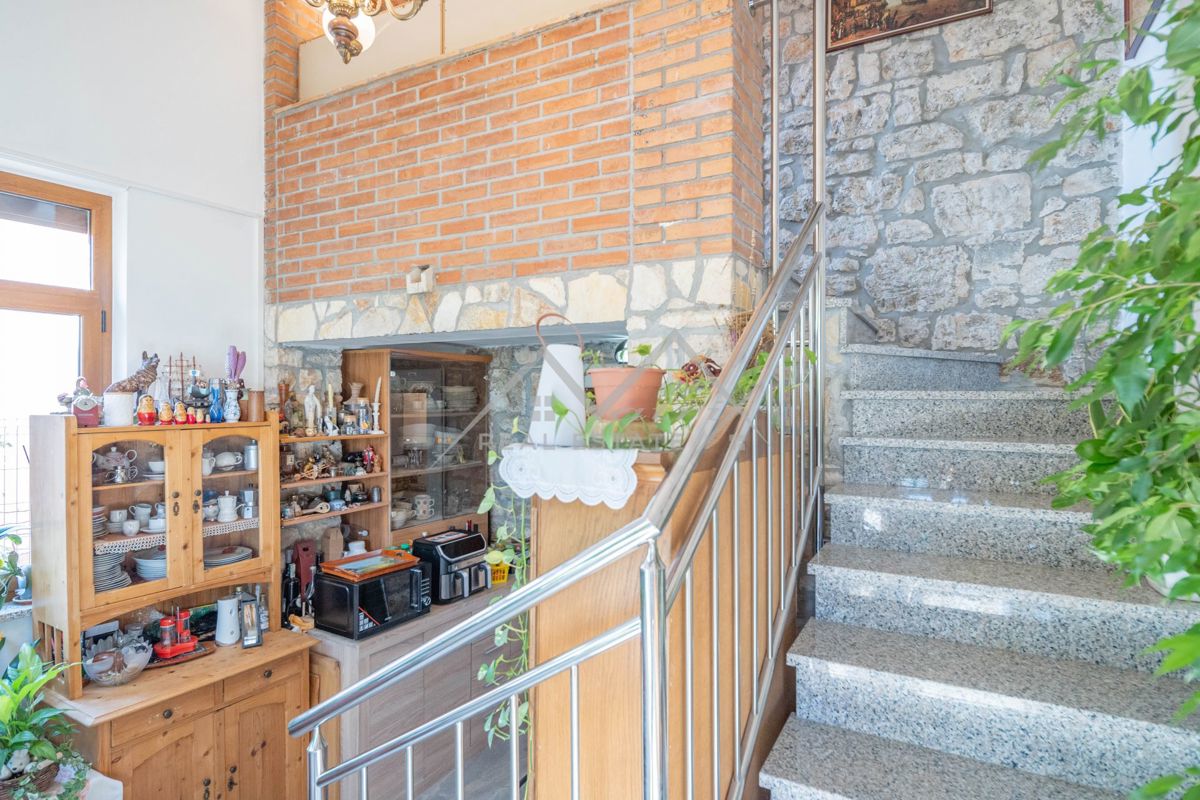 Poreč okolica, kamnita hiša s prostornim dvoriščem in vrtom