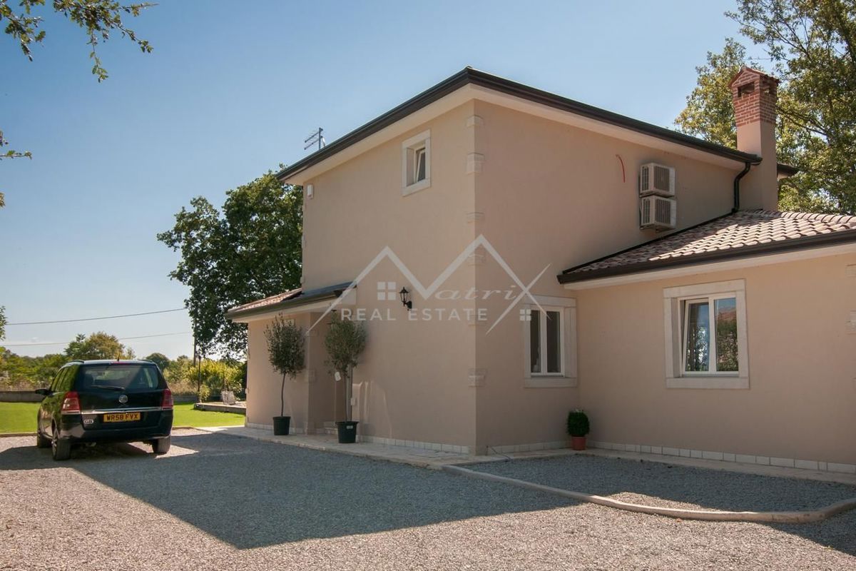 Okolica Poreča, hiša z bazenom na robu gradbenega območja