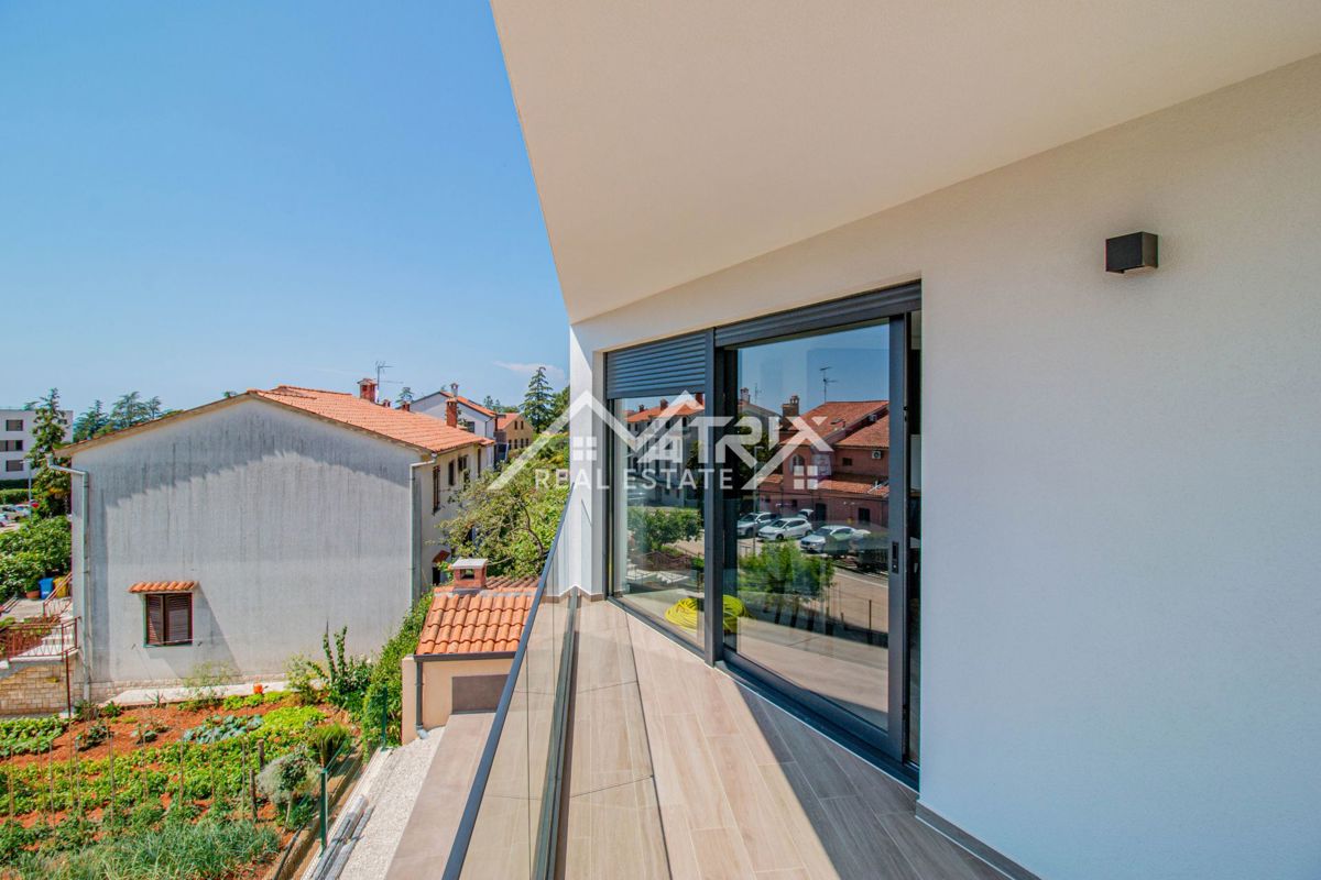 Poreč, Luksuzno stanovanje na vrhunski lokaciji 400 m od morja in plaže!