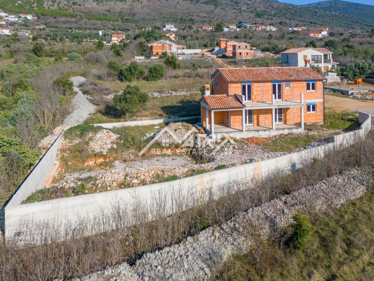 Okolica Labina, Hiša v roh-bau fazi s fantastičnim razgledom