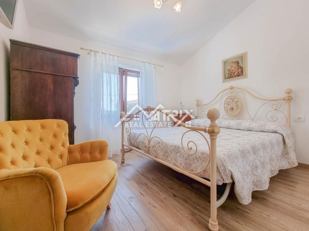 Novigrad okolica, hiša s tremi spalnicami in bazenom.