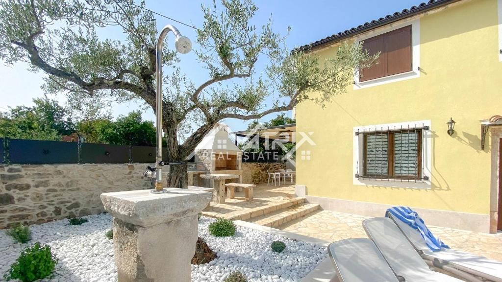 Novigrad okolica, hiša s tremi spalnicami in bazenom.