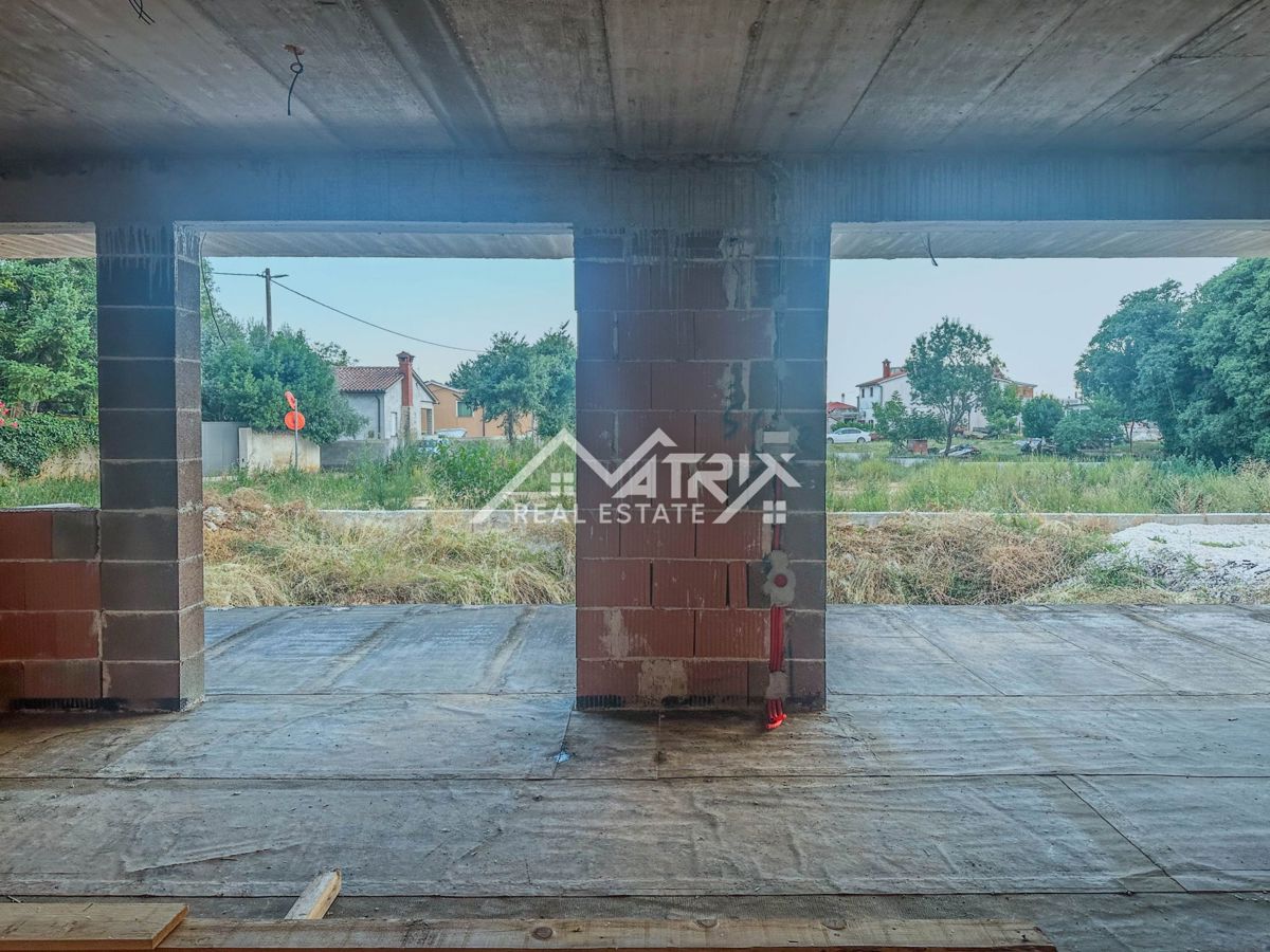 Pula okolica, hiša v fazi roh bau z bazenom in garažo