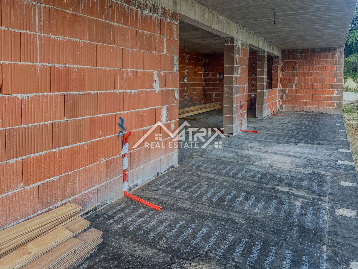 Pula okolica, hiša v fazi roh bau z bazenom in garažo