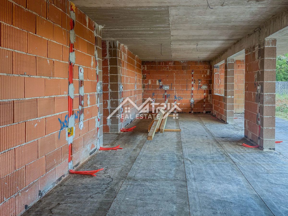 Pula okolica, hiša v fazi roh bau z bazenom in garažo