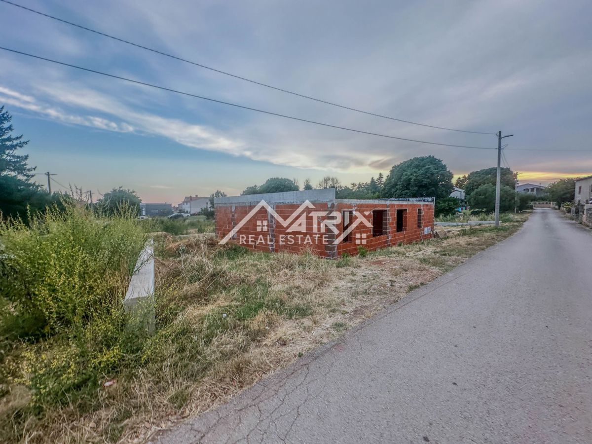 Pula okolica, hiša v fazi roh bau z bazenom in garažo