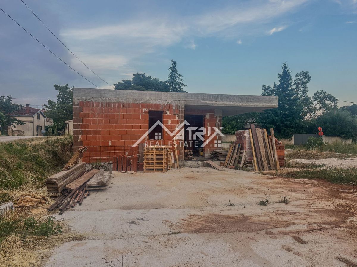 Pula okolica, hiša v fazi roh bau z bazenom in garažo