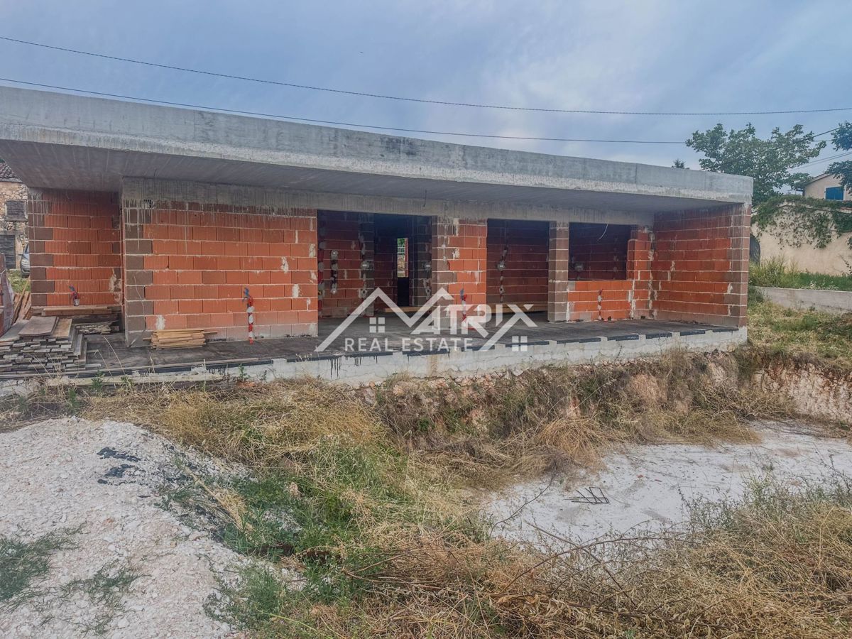 Pula okolica, hiša v fazi roh bau z bazenom in garažo