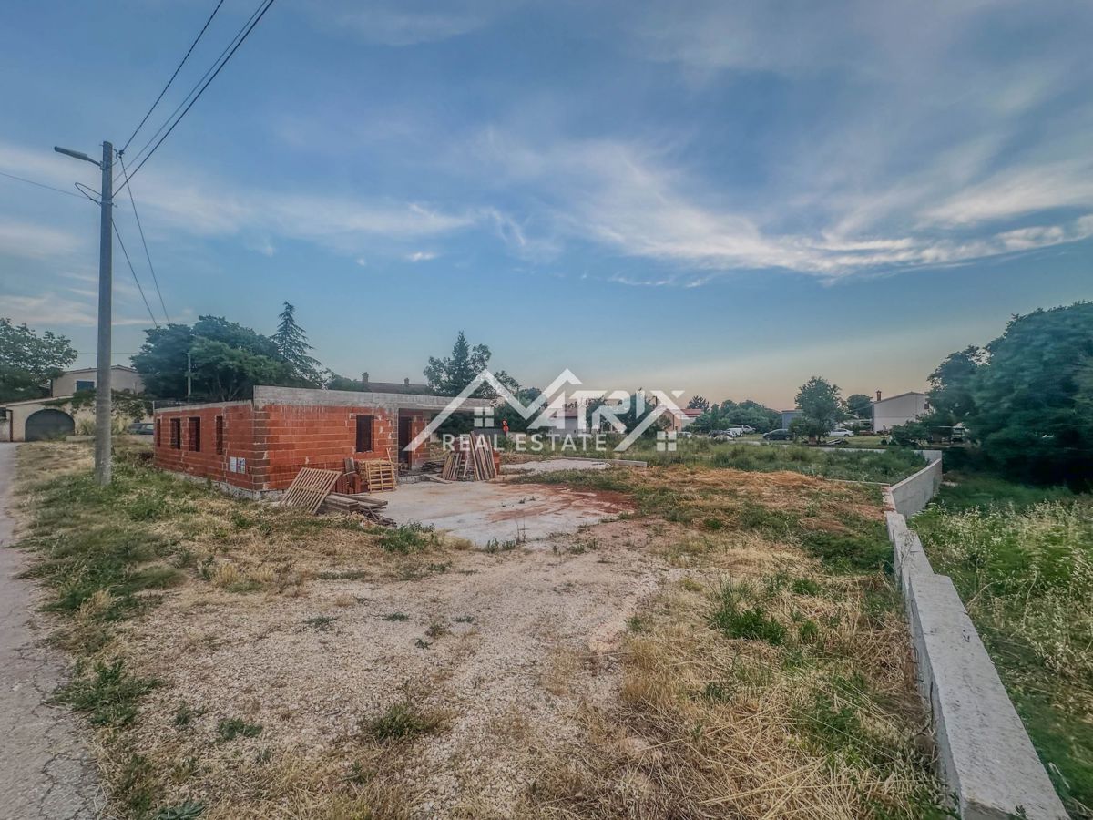 Pula okolica, hiša v fazi roh bau z bazenom in garažo