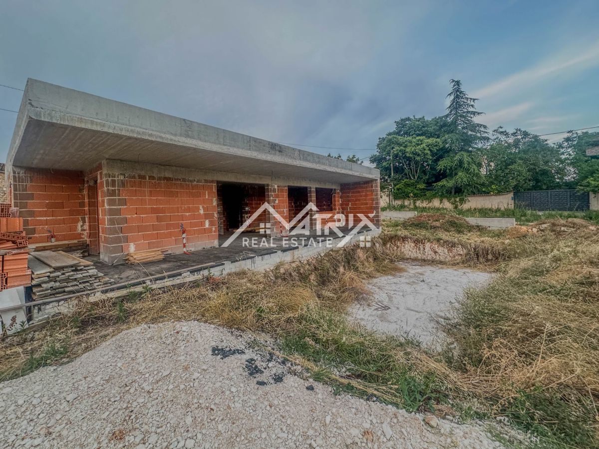 Pula okolica, hiša v fazi roh bau z bazenom in garažo