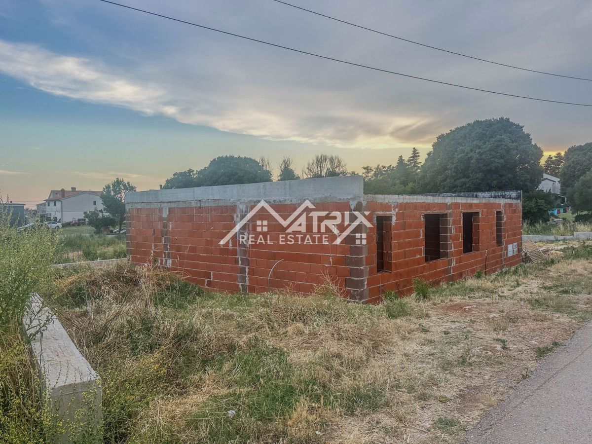Pula okolica, hiša v fazi roh bau z bazenom in garažo