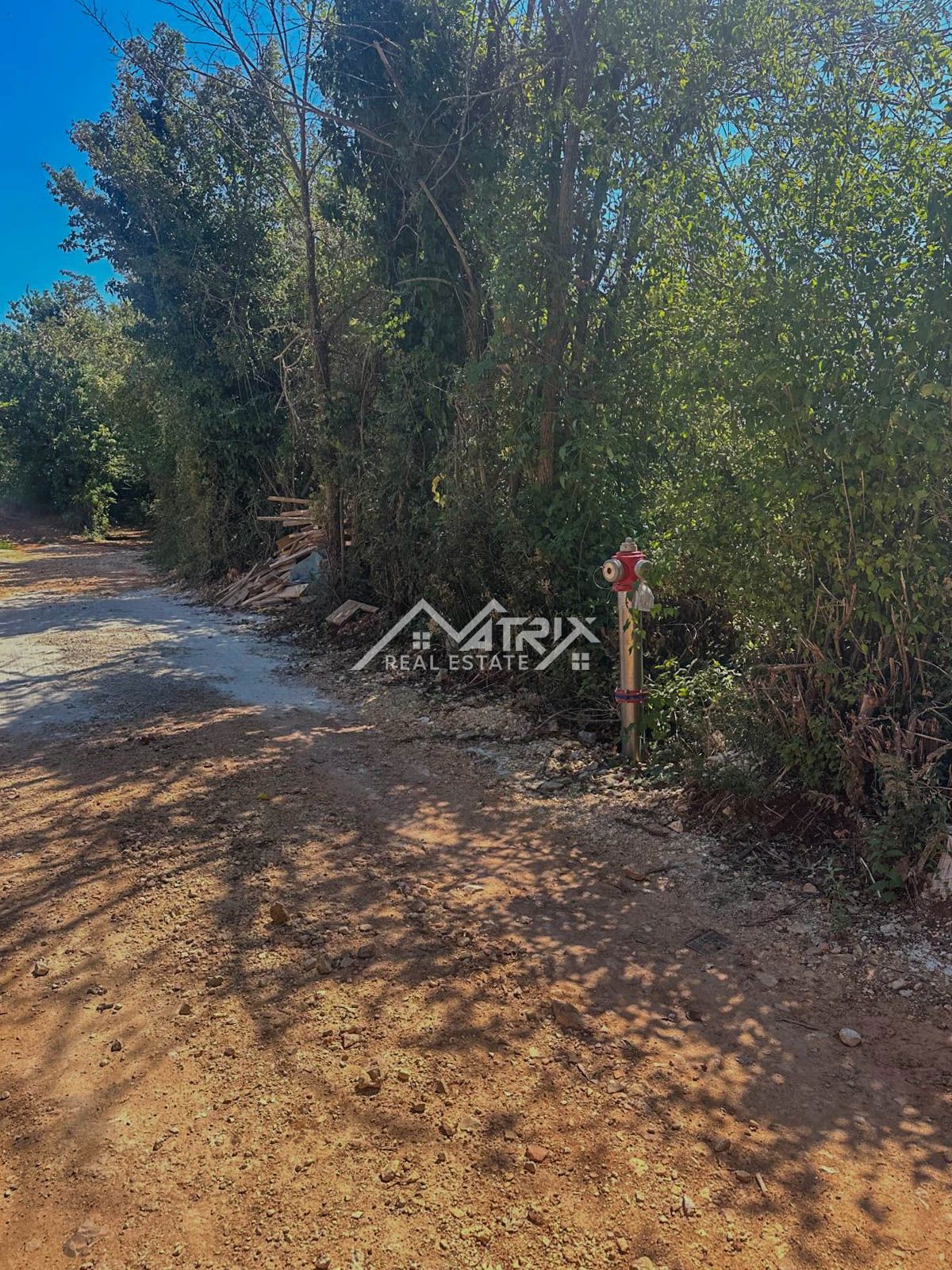 Loborika, gradbeno zemljišče z dostopom in komunalnimi priključki