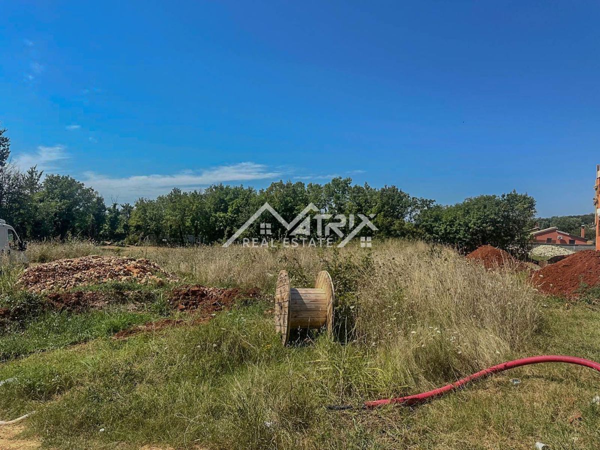 Loborika, gradbeno zemljišče z dostopom in komunalnimi priključki