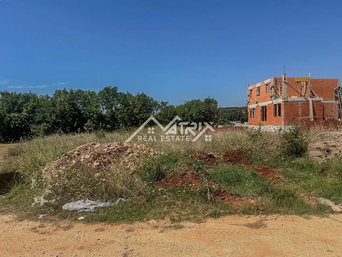 Loborika, gradbeno zemljišče z dostopom in komunalnimi priključki