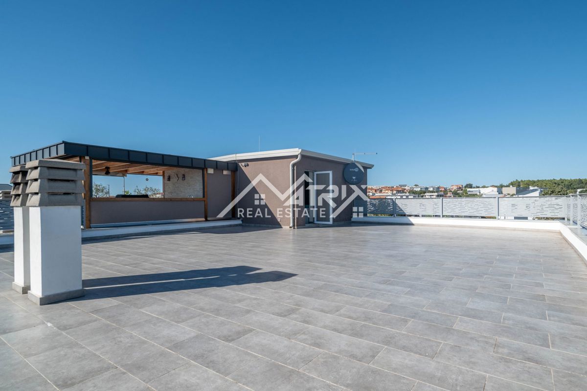 Novigrad, stanovanje s strešno teraso 500m od morja