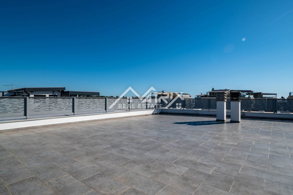 Novigrad, stanovanje s strešno teraso 500m od morja