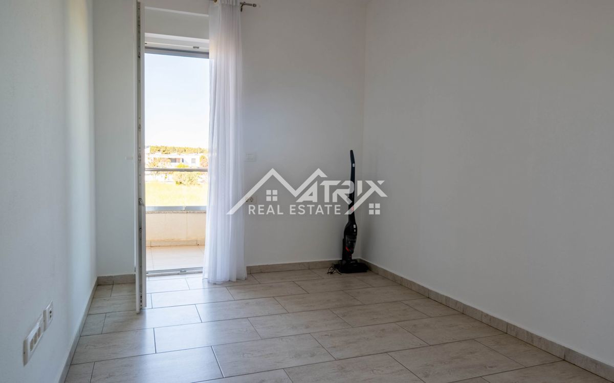 Novigrad, stanovanje s strešno teraso 500m od morja