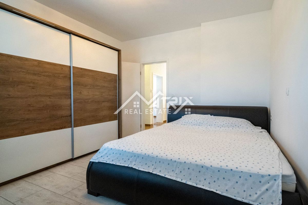 Novigrad, stanovanje s strešno teraso 500m od morja