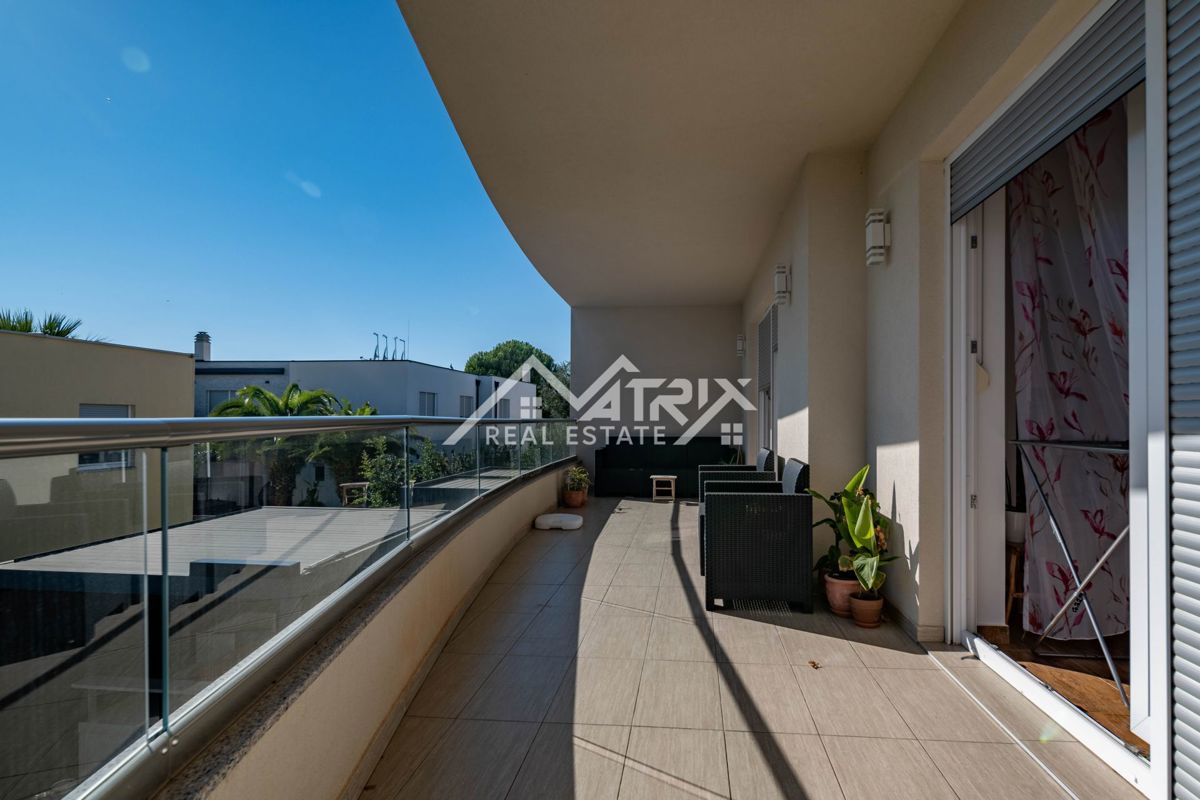 Novigrad, stanovanje s strešno teraso 500m od morja