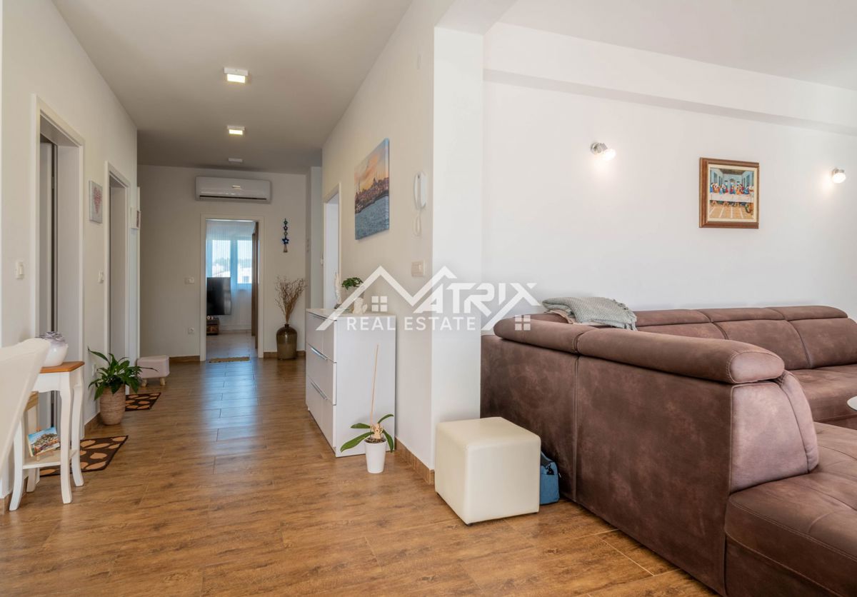 Novigrad, stanovanje s strešno teraso 500m od morja