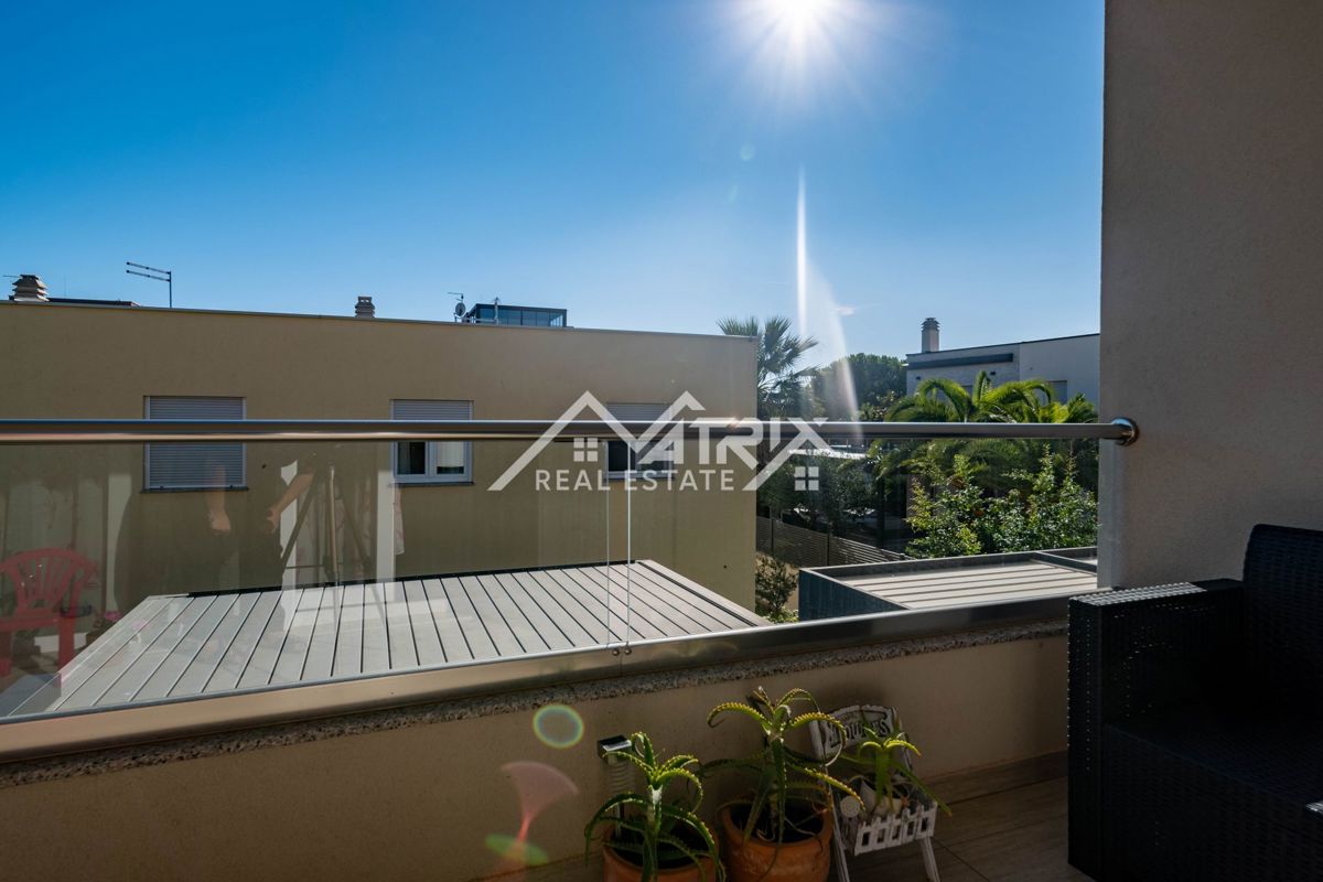 Novigrad, stanovanje s strešno teraso 500m od morja