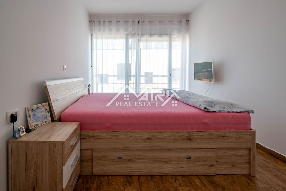 Novigrad, stanovanje s strešno teraso 500m od morja