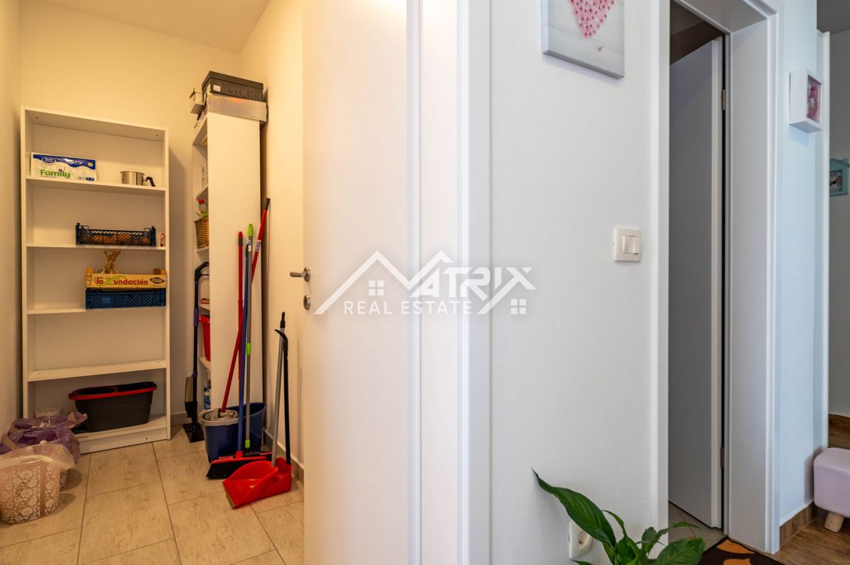 Novigrad, stanovanje s strešno teraso 500m od morja