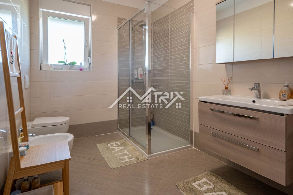 Novigrad, stanovanje s strešno teraso 500m od morja