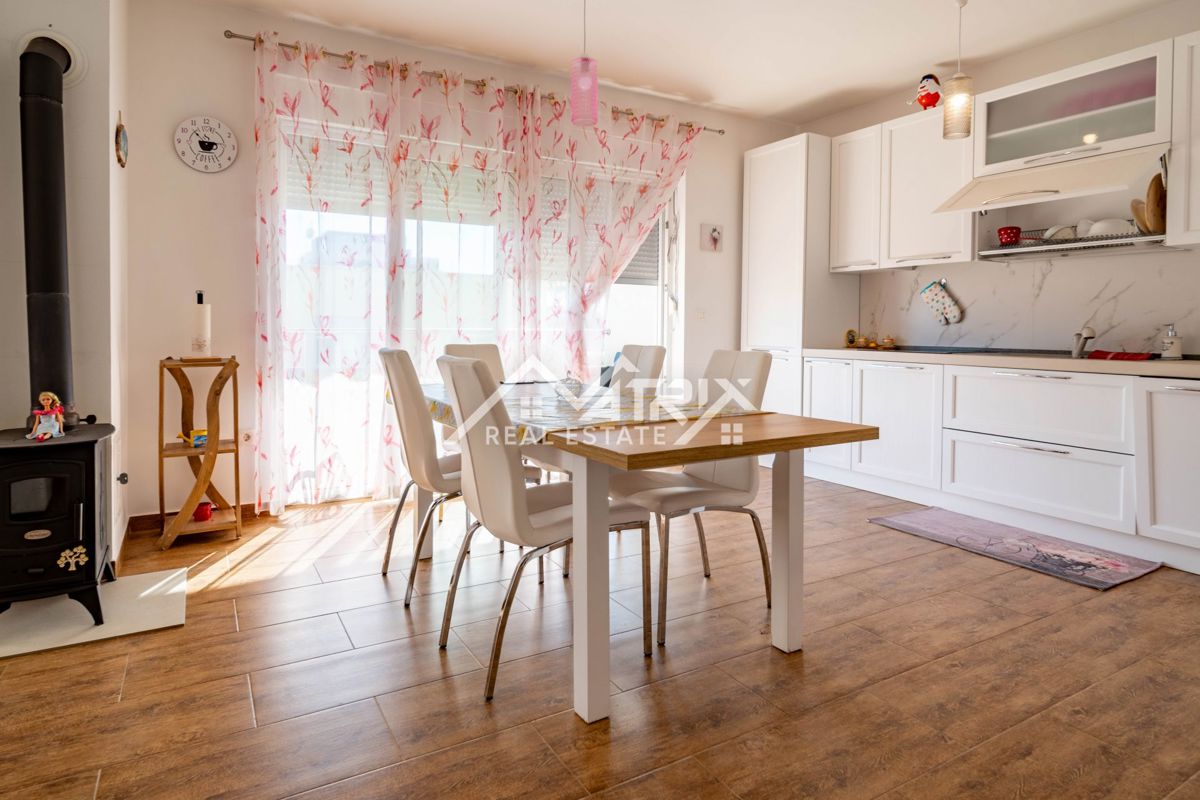 Novigrad, stanovanje s strešno teraso 500m od morja